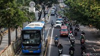 Padahal sepeda motor dilarang melintas di Flyover Daan Mogot.