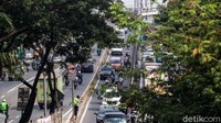 Selain melanggar larangan rambu lalu-lintas, melintasi flyover Daan Mogot bagi pemotor juga berbahaya.