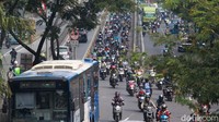 Namun aturan ini tidak ditaatin, ratusan pemotor melintas setiap harinya, terutama di jam masuk dan pulang kantor.