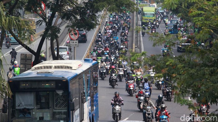 Aksi Pemotor Terobos Flyover Daan Mogot Pemotor dilarang melintas di Flyover Daan Mogot Jakarta Barat. Namun masih ada saya yang melanggar aturan ini dengan melintas di Flyover Daan Mogot.