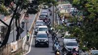 Para pengendara sepeda motor melintas di jalan simpang atas (flyover) Daan Mogot Jakarta Barat, Selasa (14/7/2020).