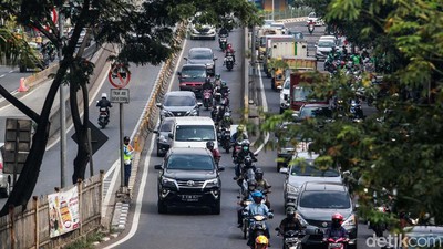 Aksi Pemotor Terobos Flyover Daan Mogot