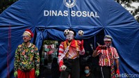 Aksi tersebut merupakan misi sosial bagi ABI (Aku Badut Indonesia) untuk selalu menghibur warga yang terdampak bencana di tengah pandemi COVID-19. 