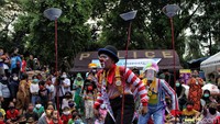 Sejumlah warga yang sedang mengungsi sangat terhibur lewat aksi mulia para badut ini.