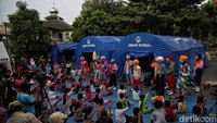 Para badut ini melakukan aksi interaktif yang membuat anak-anak menjadi bersemangat.