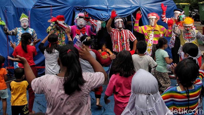 Aksi Penebar Senyum Pembawa Kebahagiaan Komunitas Aku Badut Indonesia melakukan trauma healing kepada sejumlah anak-anak korban kebakaran di kawasan Rawamangun, Jakarta. Yuk, intip keseruannya!
