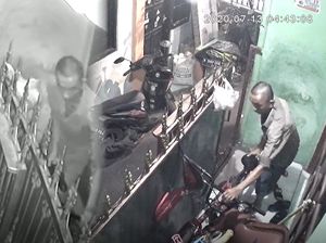 Video Aksi Santuy Maling Sepeda di Petamburan Terekam CCTV
