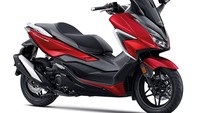 Untuk menunjang kenyamanan berkendara, All New Honda Forza 350 telah memiliki In-Console USB Charger & Bottle Holder. Area kokpitnya juga semakin terlihat canggih, dengan kombinasi teknologi analog dan digital. (Foto: Honda)