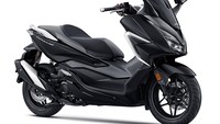 Skutik premium All New Honda Forza 350 ditawarkan dalam empat warna, hitam, putih-biru, merah-hitam, dan biru-hitam. AP Honda melepas All New Forza 350 dengan harga yang disarankan 173.500 baht atau setara Rp 80 jutaan. (Foto: Honda)