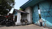 Anggota Satuan Polisi Pamong Praja, Linmas, dan Dinas Perhubungan Kota Solo melakukan penjagaan di depan pintu masuk.