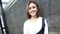 Amanda Manopo tampil dengan rambut dicat saat ditemui usai tapil di Trans TV, Jalan Kapten P Tendean, Jakarta Selatan, Selasa (14/7/2020). Foto: Palevi/detikHOT