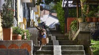 Karena pemilik anjing tinggal ditempat yang berbukit, Ero harus melalui jalan yang menanjak dan menurun agar dapat mengantarkan pesanan dari para pelanggannya. (AP Photo/Luis Benavides)