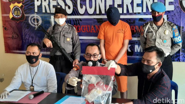 AP, mahasiswa yang jadi muncikari saat diperlihatkan kepada wartawan, 14/7/2020