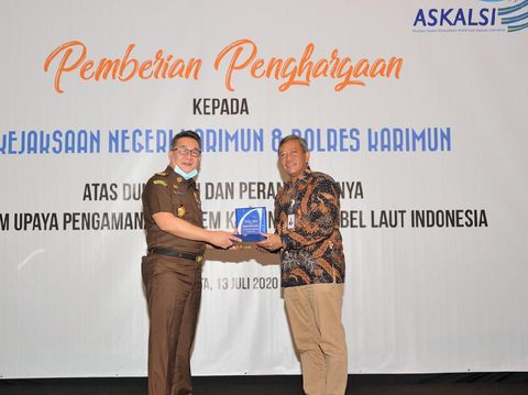 Ketua Umum Askalsi Lukman Hakim memberikan penghargaan kepada Kejaksaan Negeri Karimun, Kepulauan Riau.