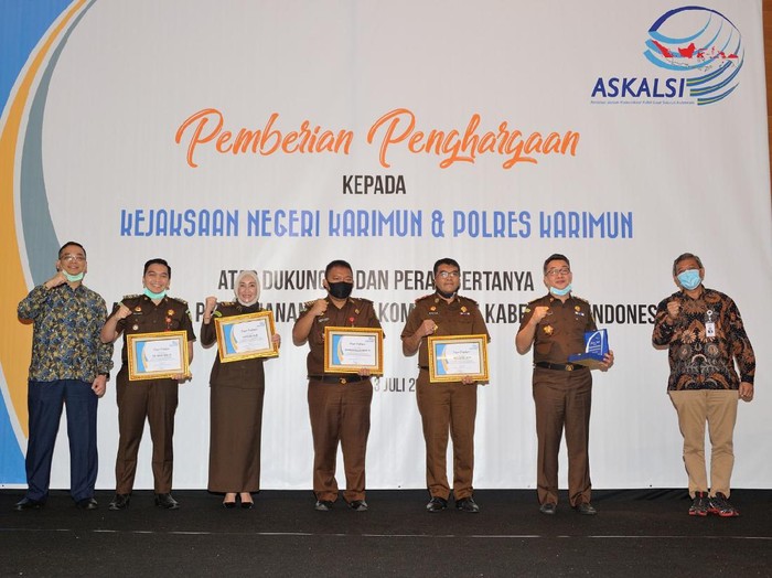 Ketua Umum Askalsi Lukman Hakim memberikan penghargaan kepada Kejaksaan Negeri Karimun, Kepulauan Riau.