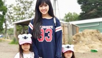 Berpose bersama anak-anaknya malah membuat Astrid Ellena terlihat sebagai seorang kakak. Foto: Instagram Astrid Ellena