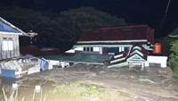 Akibat banjir, listrik padam dan jaringan komunikasi terputus sementara waktu. (dok. PMI)