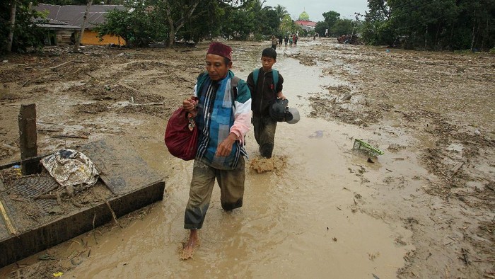 Sebuah truk milik warga terendam lumpur akibat banjir bandang di Desa Radda, Kabupaten Luwu Utara, Sulawesi Selatan, Selasa (14/7/2020). Petugas BPBD Sulawesi Selatan masih menginventarisasi kerugian akibat banjir bandang pada Senin, 13 Juli 2020 yang mengakibatkan puluhan rumah terbawa arus, dua orang meninggal dan tujuh orang hilang. ANTARA FOTO/Indra/wpa/foc.