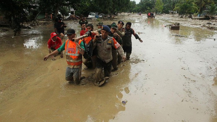 Sebuah truk milik warga terendam lumpur akibat banjir bandang di Desa Radda, Kabupaten Luwu Utara, Sulawesi Selatan, Selasa (14/7/2020). Petugas BPBD Sulawesi Selatan masih menginventarisasi kerugian akibat banjir bandang pada Senin, 13 Juli 2020 yang mengakibatkan puluhan rumah terbawa arus, dua orang meninggal dan tujuh orang hilang. ANTARA FOTO/Indra/wpa/foc.
