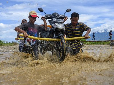 Banjir Bikin Jasa Panggul Motor di Sigi Kebanjiran Rezeki