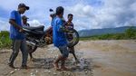 Banjir Bikin Jasa Panggul Motor di Sigi Kebanjiran Rezeki