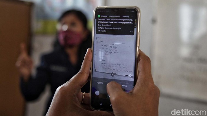 Masa Pengenalan Lingkungan Sekolah (MPLS) di SDN Rawa Badak Selatan 01, Jakarta, dilakukan secara daring. Siswa diajak mengenal guru dan sekolah via online.
