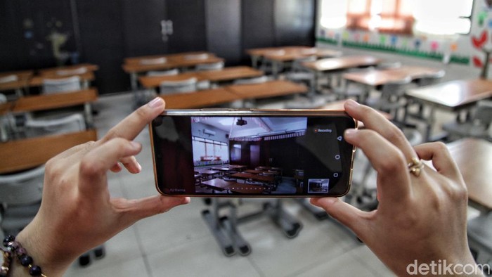 Masa Pengenalan Lingkungan Sekolah (MPLS) di SDN Rawa Badak Selatan 01, Jakarta, dilakukan secara daring. Siswa diajak mengenal guru dan sekolah via online.