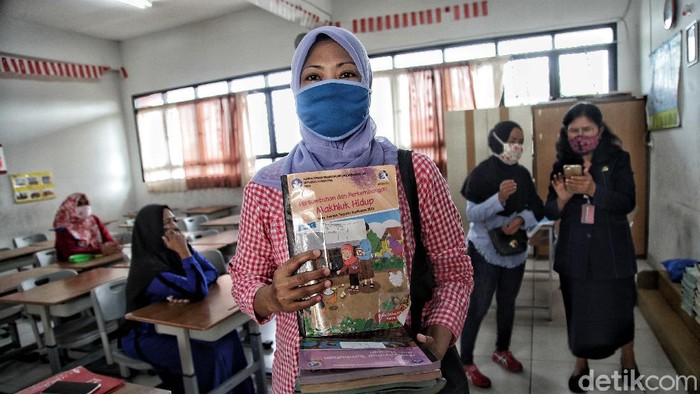 Masa Pengenalan Lingkungan Sekolah (MPLS) di SDN Rawa Badak Selatan 01, Jakarta, dilakukan secara daring. Siswa diajak mengenal guru dan sekolah via online.