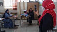 Sejumlah guru melakukan kegiatan Masa Pengenalan Lingkungan Sekolah (MPLS) via daring (online) di SDN Rawa Badak Selatan 01, Jakarta Utara, Selasa (14/7).
