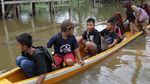 Potret Siswa Belajar Kelompok di Tengah Banjir