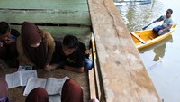 Siswa SD Negeri 1 Praja Taman Sari mengikuti pelajaran di salah satu rumah warga di Desa Laloika, Konawe, Sulawesi Tenggara, Selasa (14/7/2020).