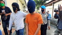 Seorang mahasiswa berinisial AP (21) diamankan polisi di Sleman, Daerah Istimewa Yogyakarta (DIY) karena menjadi muncikari dengan merekrut dan menjual perempuan untuk dijadikan pekerja seks komersial (PSK). AP diketahui menawarkan jasa esek-esek itu melalui media sosial Twitter.