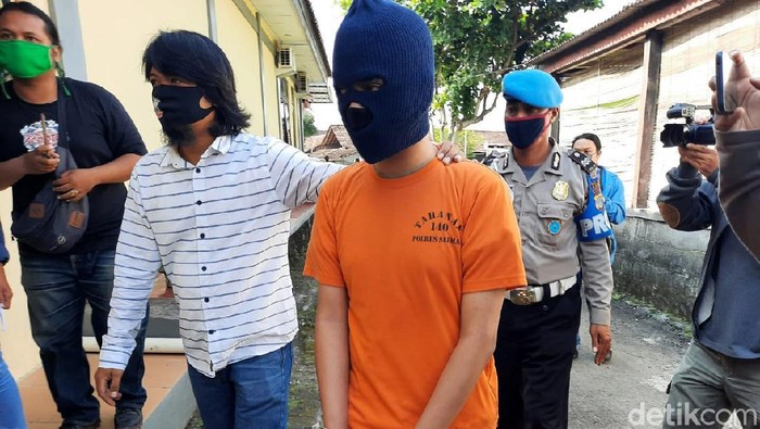 Seorang mahasiswa diamankan polisi karena menjadi muncikari. AP diketahui menawarkan jasa esek-esek itu melalui media sosial Twitter.