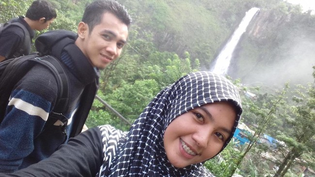 Ayu yang kini berusia 23 tahun tak menyangka ketika mencoba menghubungi Jamal melalui chat di Facebook langsung dibalas oleh sang guru. Dari sanalah mereka kemudian saling mengenal dan dekat. Makin hari makin dekat sampai-sampai dia curhat masalah masa lalunya yang kelam banget sih, ujar Ayu. Foto: Dok. Pribadi Ayu