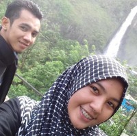 Ayu yang kini berusia 23 tahun tak menyangka ketika mencoba menghubungi Jamal melalui chat di Facebook langsung dibalas oleh sang guru. Dari sanalah mereka kemudian saling mengenal dan dekat. Makin hari makin dekat sampai-sampai dia curhat masalah masa lalunya yang kelam banget sih, ujar Ayu. Foto: Dok. Pribadi Ayu