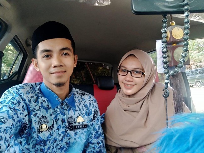 Ayu mengatakan saat itu teman-teman sekelasnya sudah mengetahui kalau dia mengidolakan Jamal. Dia kerap jadi bahan ledekan teman-temannya ketika Jamal datang ke kelasnya. Jamal sendiri adalah guru pelajaran TIK (Teknologi Informasi dan Komunikasi), namun tidak pernah mengajar di kelasnya. Foto: Dok. Pribadi Ayu