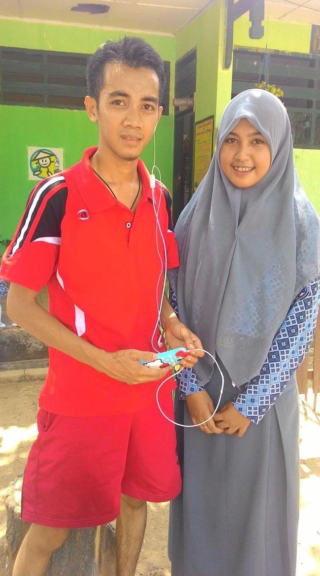 Dikonfirmasi Wolipop, Ayu menceritakan bagaimana kisah cintanya dengan sang guru. Ayu mengisahkan mengenal gurunya yang kini jadi suaminya Jamal saat pria tersebut masuk ke sekolahnya SMA 4 Wajo, Sulawesi Selatan. Jamal yang guru baru tidak mengajar di kelas Ayu. Keduanya baru saling mengenal saat liburan salah satu organisasi di Permandian Lejja, Soppeng, Sulawesi Selatan. Foto: Dok. Pribadi Ayu