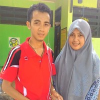 Dikonfirmasi Wolipop, Ayu menceritakan bagaimana kisah cintanya dengan sang guru. Ayu mengisahkan mengenal gurunya yang kini jadi suaminya Jamal saat pria tersebut masuk ke sekolahnya SMA 4 Wajo, Sulawesi Selatan. Jamal yang guru baru tidak mengajar di kelas Ayu. Keduanya baru saling mengenal saat liburan salah satu organisasi di Permandian Lejja, Soppeng, Sulawesi Selatan. Foto: Dok. Pribadi Ayu