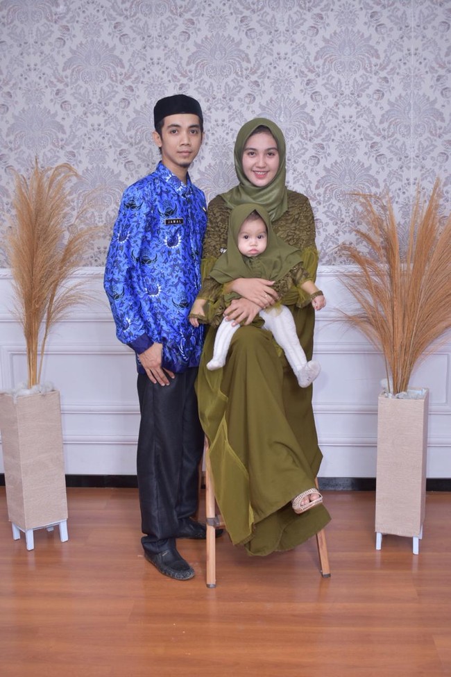 Ayu sendiri tidak terlalu menyangka kisahnya menikah dengan gurunya sendiri menjadi viral. Dia mengunggah video tersebut karena ingin berbagi pada mereka yang masih menjadi pejuang cinta. Karena memang masa lalu kita sebelum bertemu tuh masing-masing masa lalunya pahit banget. Setelah kami ikhlas melepas masa lalu itu ketemulah kita berdua. Jadi pesan kami never give up, lepas dan ikhlaskan saja mereka yang pernah menyakiti karena karma itu ada. Sehabis hujan terbitlah pelangi. Kalian berhak bahagia, kata Ayu. Foto: Dok. Pribadi Ayu