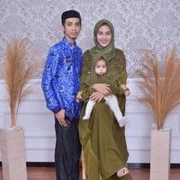 Ayu sendiri tidak terlalu menyangka kisahnya menikah dengan gurunya sendiri menjadi viral. Dia mengunggah video tersebut karena ingin berbagi pada mereka yang masih menjadi pejuang cinta. Karena memang masa lalu kita sebelum bertemu tuh masing-masing masa lalunya pahit banget. Setelah kami ikhlas melepas masa lalu itu ketemulah kita berdua. Jadi pesan kami never give up, lepas dan ikhlaskan saja mereka yang pernah menyakiti karena karma itu ada. Sehabis hujan terbitlah pelangi. Kalian berhak bahagia, kata Ayu. Foto: Dok. Pribadi Ayu