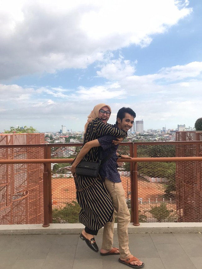 Hingga kini Ayu masih melanjutkan studinya di Universitas Negeri Makassar. Dia merupakan mahasiswi semester 8 Fakultas Seni dan Desain Jurusan Seni Pertunjukan Prodi Pendidikan Seni Drama Tari dan Musik. Sedangkan Jamal kini mengajar di salah satu SMP Negeri di Belawa, Sulawesi Selatan. Foto: Dok. Pribadi Ayu