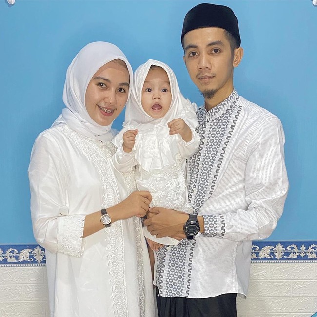 Tidak lama setelah menikah, Ayu pun dinyatakan hamil. Hamilnya seminggu setelah menikah karena pas nikah itu masa subur saya. Jadi kecepetan deh, saya sempat shock loh.. Secepat itu diberi anugerah oleh Yang Maha Kuasa tapi alhamdulillah itu merupakan pintu rezeki bagi keluarga kecil kami, tuturnya. Foto: Dok. Pribadi Ayu