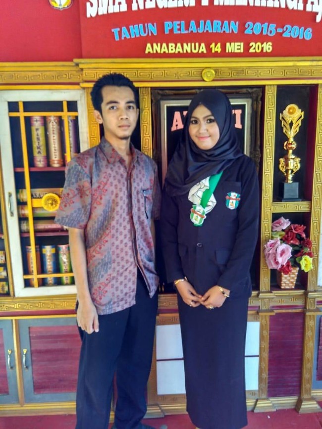 Wanita bernama Besse Ayu Wulandari Kasin atau akrab disapa Ayu, menikah dengan guru SMA-nya yang bernama Jamal. Ayu pun mengabadikan ceritanya lewat aplikasi TikTok dan menjadi viral, Video kisah cinta guru dan murid itu hingga kini sudah ditonton hampir 1 juta kali. Foto: Dok. Pribadi Ayu