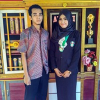 Wanita bernama Besse Ayu Wulandari Kasin atau akrab disapa Ayu, menikah dengan guru SMA-nya yang bernama Jamal. Ayu pun mengabadikan ceritanya lewat aplikasi TikTok dan menjadi viral, Video kisah cinta guru dan murid itu hingga kini sudah ditonton hampir 1 juta kali. Foto: Dok. Pribadi Ayu