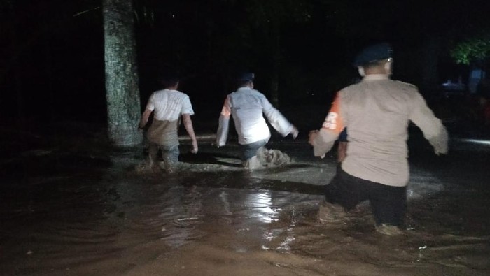 Brimob evakuasi warga terdampak banjir bandang Luwu Utara.