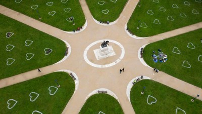 Cute Banget! Tanda Hati di Taman Bristol jadi Acuan Jaga Jarak Lho