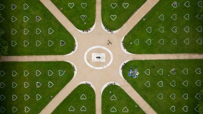 BRISTOL, ENGLAND - JULY 08: An aerial view of Queen Square where hearts have been sprayed onto the grass in an effort to encourage social distancing on July 8, 2020 in Bristol, England. England has continued its phased easing of lockdown restrictions by reopening restaurants, pubs and hairdressing salons while the two-metre social distancing rule has been revised to 1m+. (Photo by Matthew Horwood/Getty Images)
