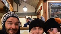 Brooklyn begitu dekat dengan orang tua dan adik-adiknya meski sudah dewasa. Kalau ini momen Brooklyn foto bareng David dan Victoria di sebuah tempat makan di Kanada. Foto: Instagram brooklynbeckhamteam