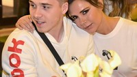 Kompak bersama sang ibu, Brooklyn tak segan menemani Victoria Beckham beraktivitas. Seperti ketika menghadiri jamuan makan resmi ini. Foto: Instagram brooklynbeckhamteam