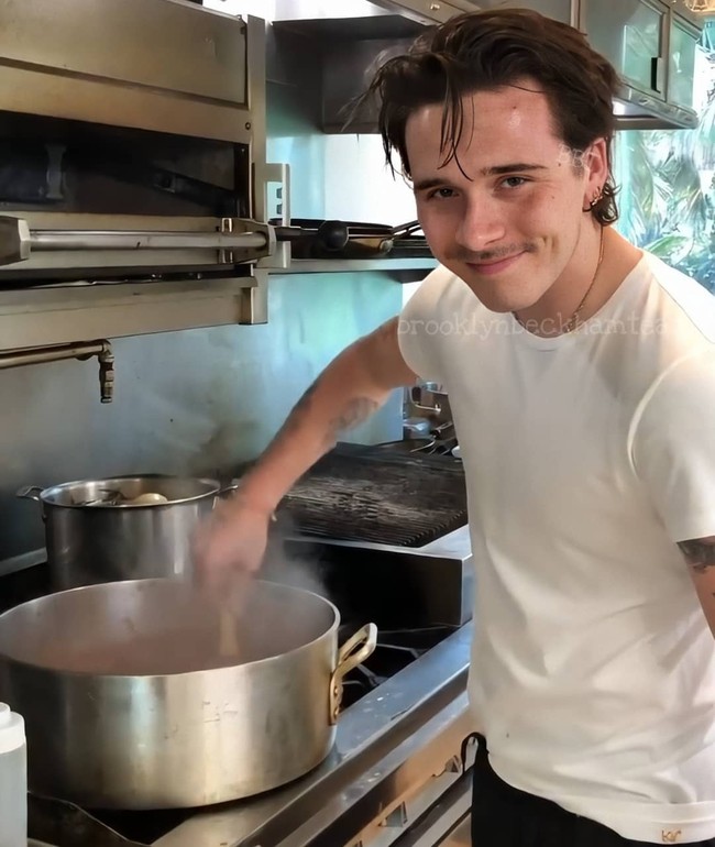 Brooklyn Peltz BeckhamBrooklyn Bekcham cukup melekat dengan anggapan bayi nepotisme. Pasalnya popularitas Brooklyn di dunia hiburan dianggap tidak sepadan dengan kemampuannya. Suami Nicola Peltz itu juga kerap berganti-ganti profesi mulai dari fotografer hingga chef.Foto: Instagram brooklynbeckhamteam